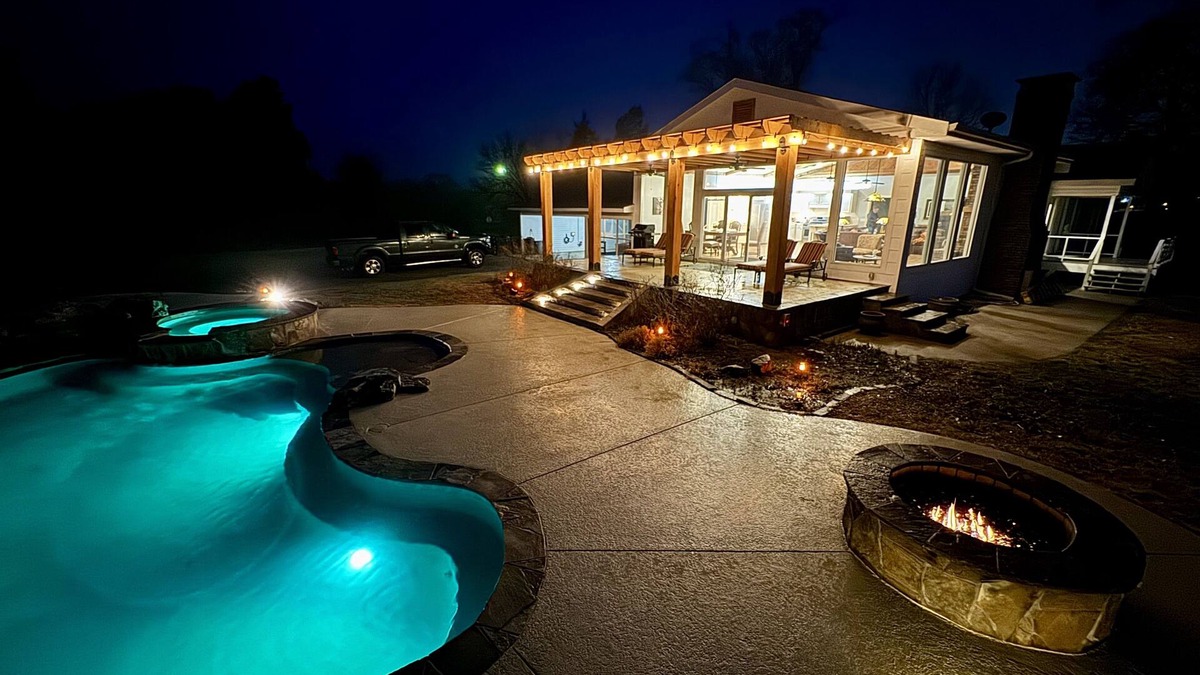 Mooringsport House | WATERFRONT exclusive 4-bedroom house, pool/hot tub on 15 acres, fenced & gated!