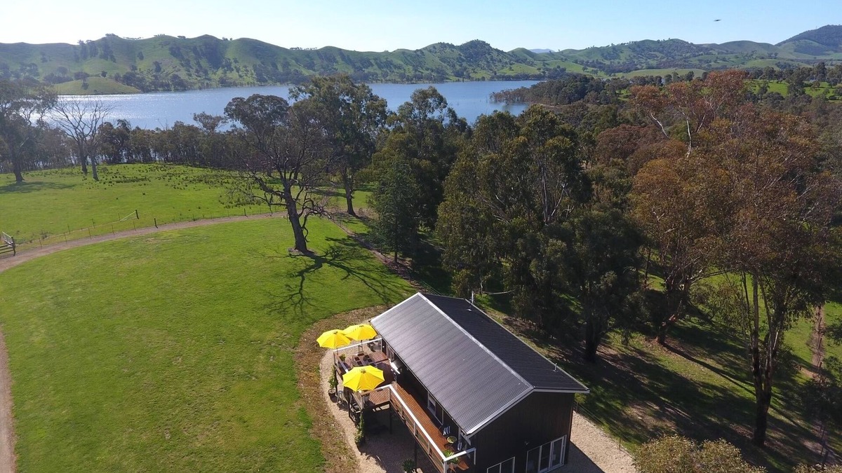Mansfield House | Waterfront Farm Stay