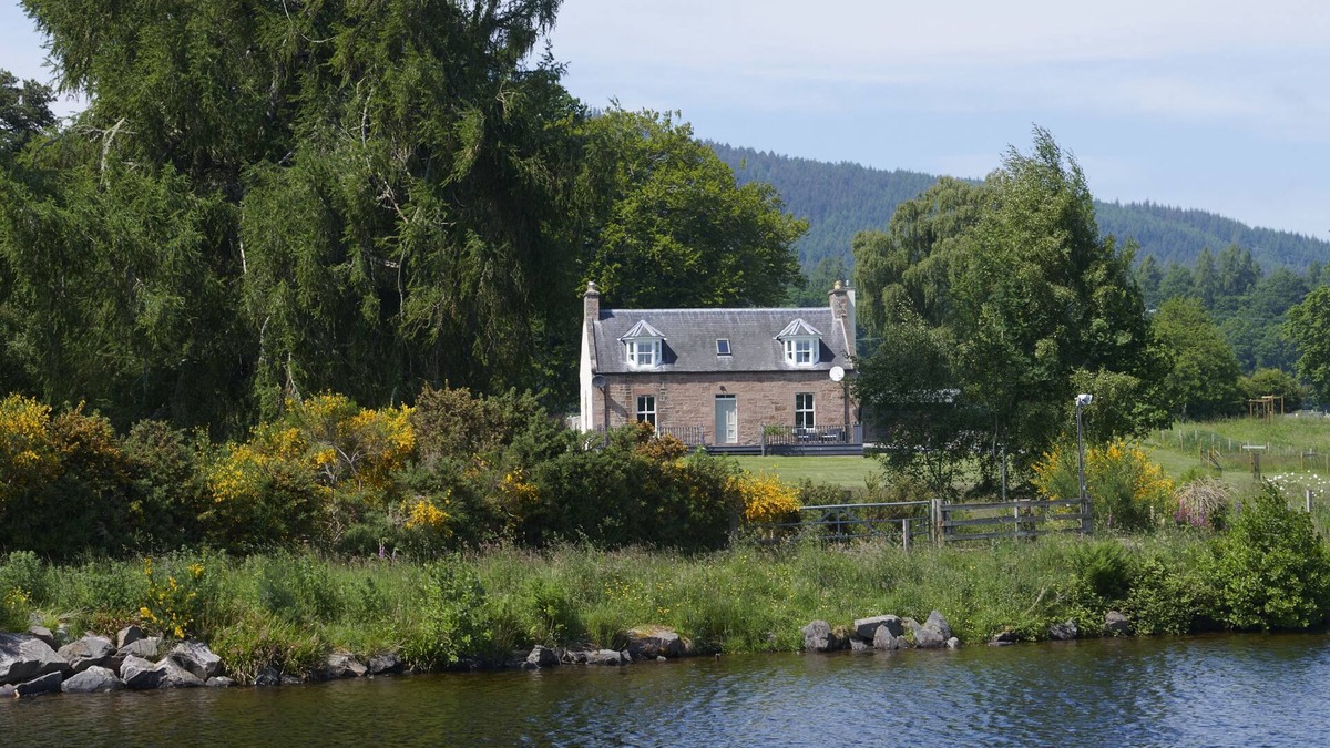 Scaniport Other | Waterfront Farmhouse with Hot Tub on the Caledonian Canal by Loch Ness - Dunaincroy Farmhouse
