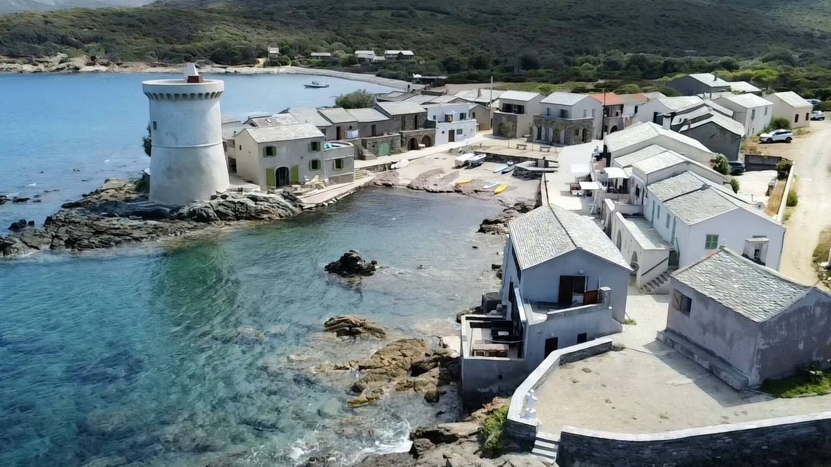 Barcaggio House | Waterfront fisherman's cottage