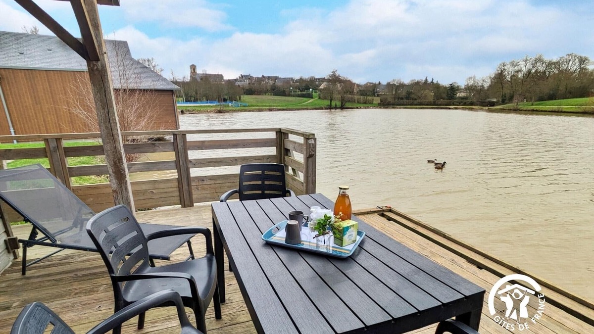 Villiers-Charlemagne Cottage | Waterfront Chalet with Fishing, Games, and Family Fun for 5-7 Guests