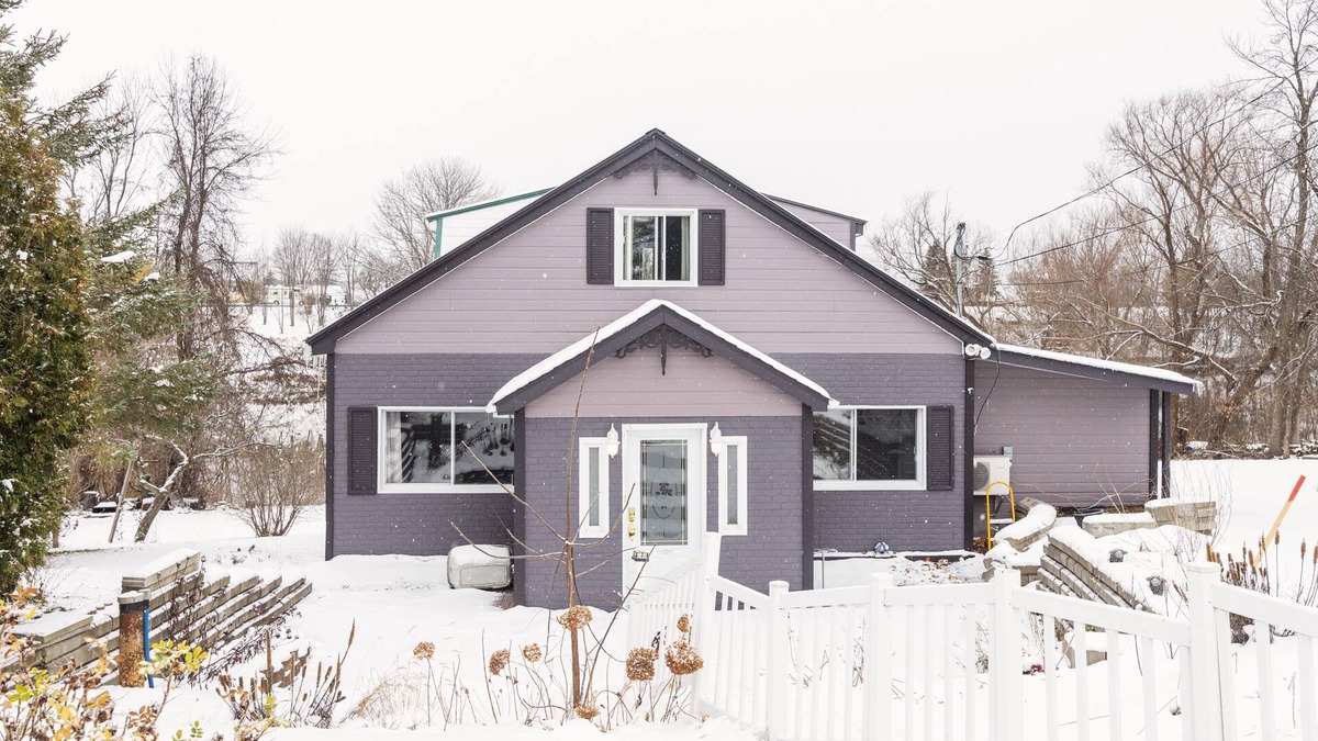 Sainte-Martine House | Waterfront Fully Furnished Pet-Friendly All-Inclusive