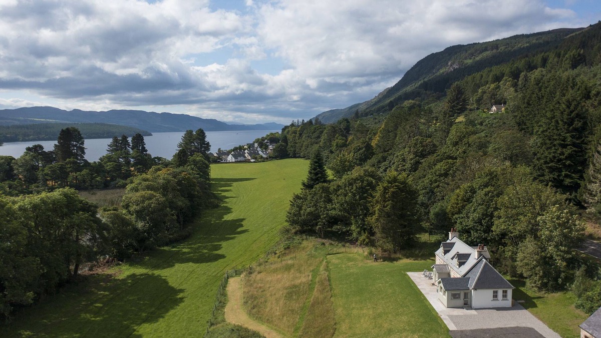 Scaniport Cottage | Waterfront gem with hot tub by Loch Ness -Middleton Farmhouse