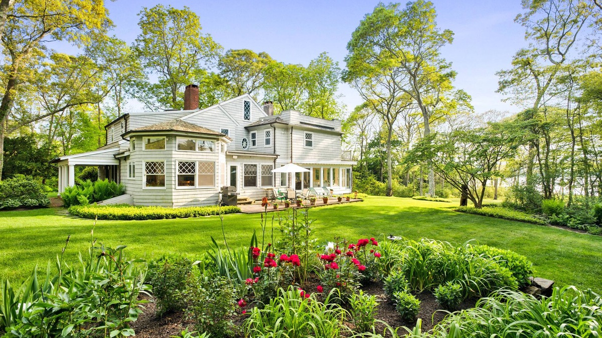 Wainscott House | WATERFRONT GEORGICA POND AND BOATHOUSE