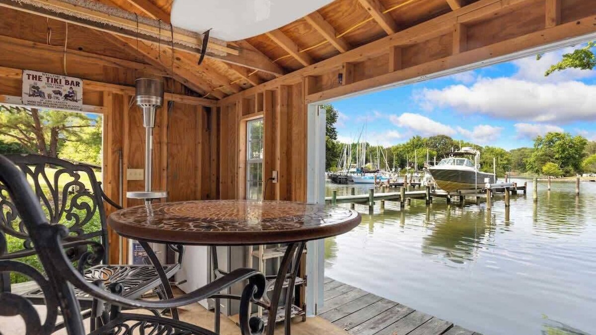 Mayo House | Waterfront Getaway, Dock Your Boat & Play!