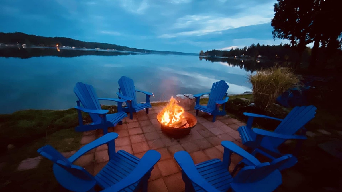 Allyn House | WATERFRONT GETAWAY - Hot Tub - Walk to Restaurants, Coffee Shops & More!
