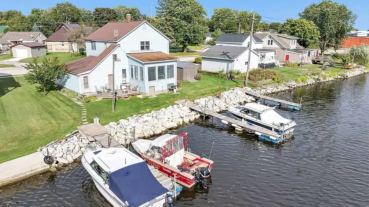 Algoma House | Waterfront Getaway with Boat Slip/Dock and Spectacular Sunsets on Ahnapee River