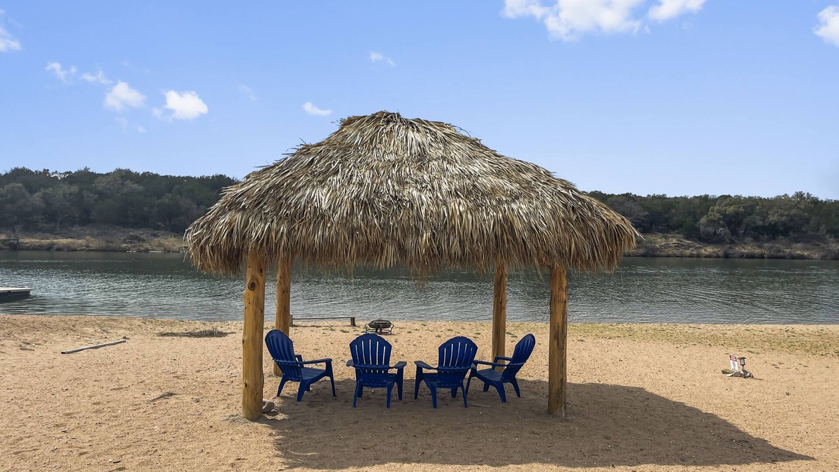 Kingsland House | Waterfront, gorgeous sunsets, sandy beach, dogs allowed.