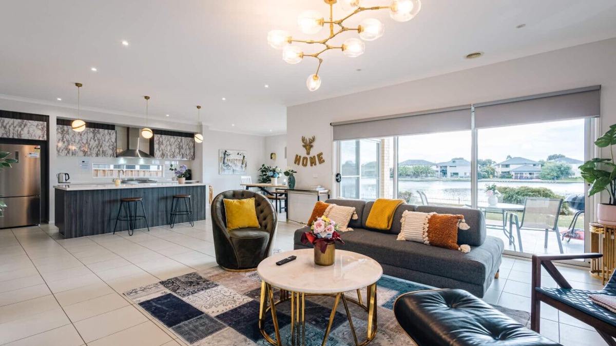 Sanctuary Lakes Villa | Waterfront Grand Villa in Sanctuary Lakes