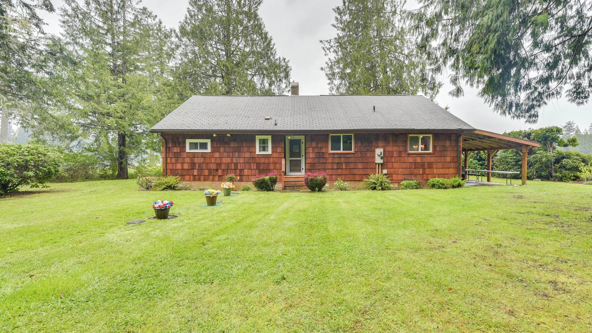 Grapeview Cabin | Waterfront Grapeview Escape w/Boat Dock & Views!