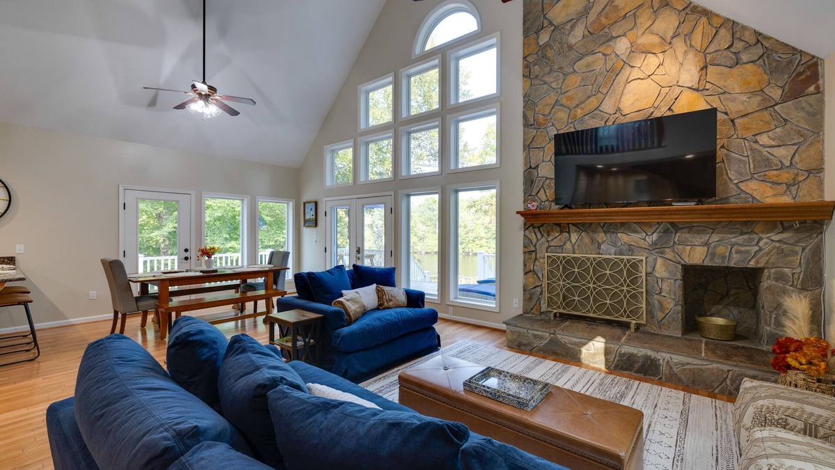 Pine Top House | Waterfront Hartfield Vacation Rental w/Dock!