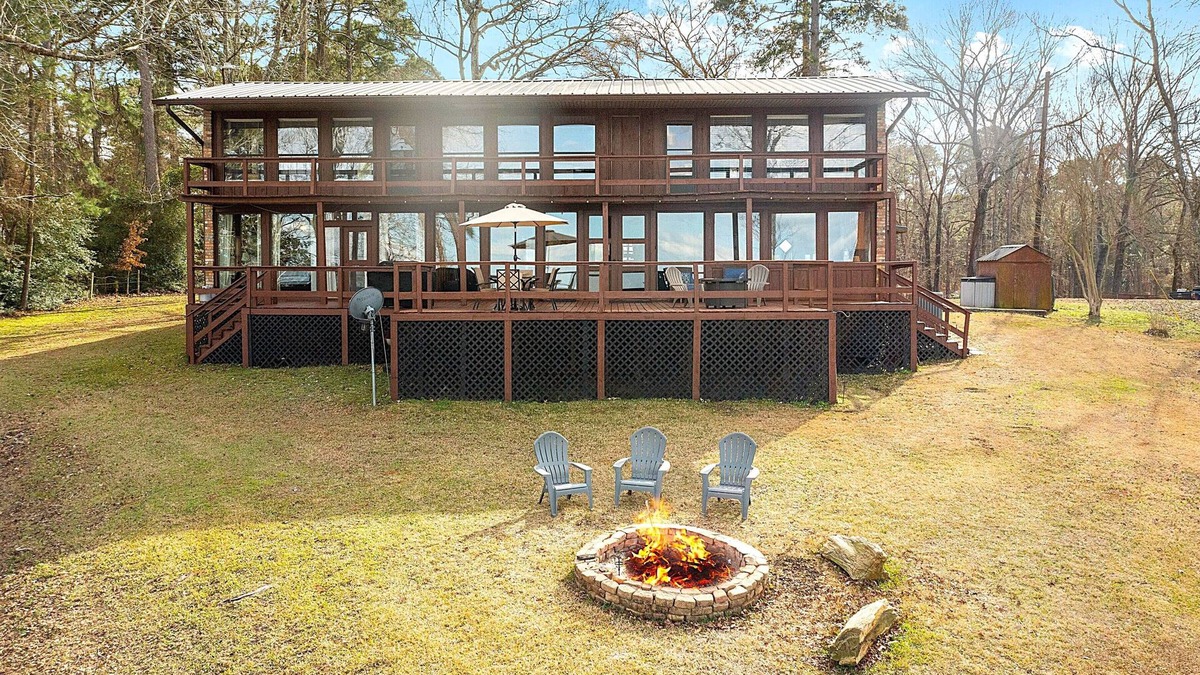 Zavalla House | Waterfront Hide-A-Way Lodge on Big Sam!
