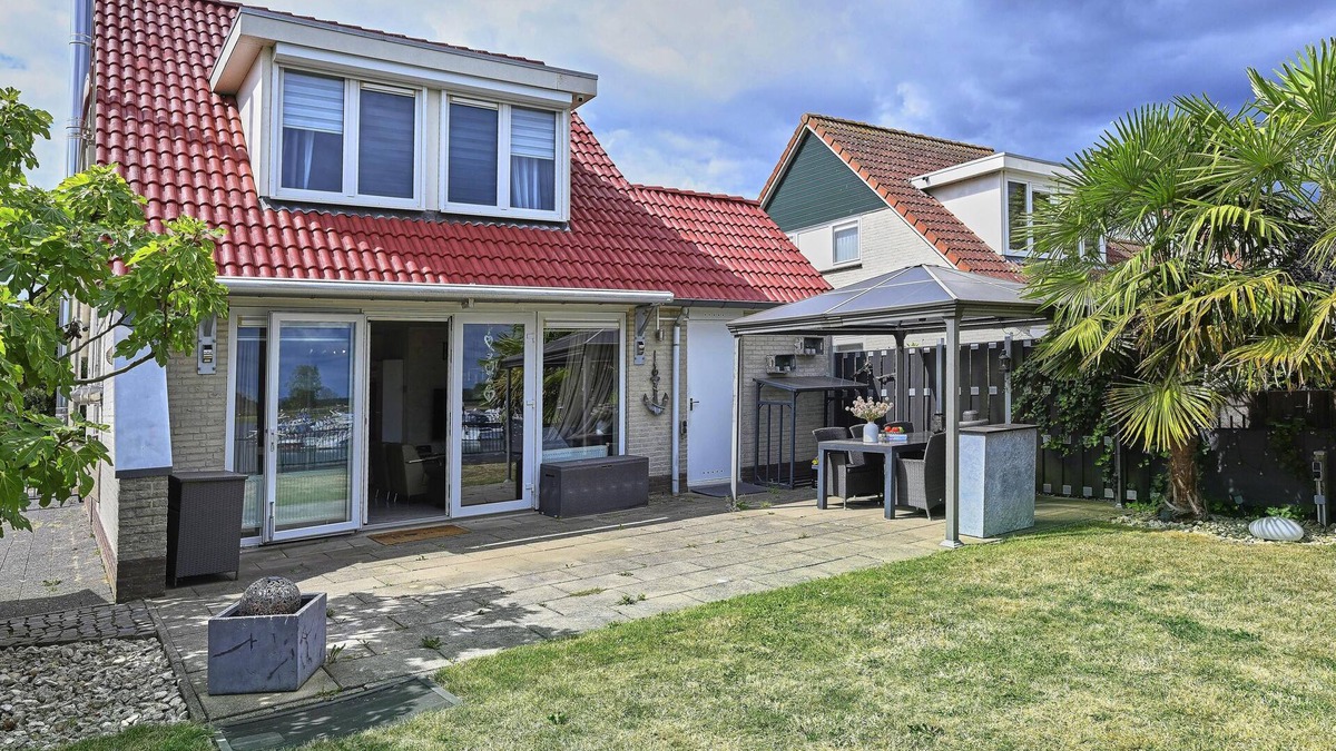 Stevensweert House | Waterfront holiday home with a large garden