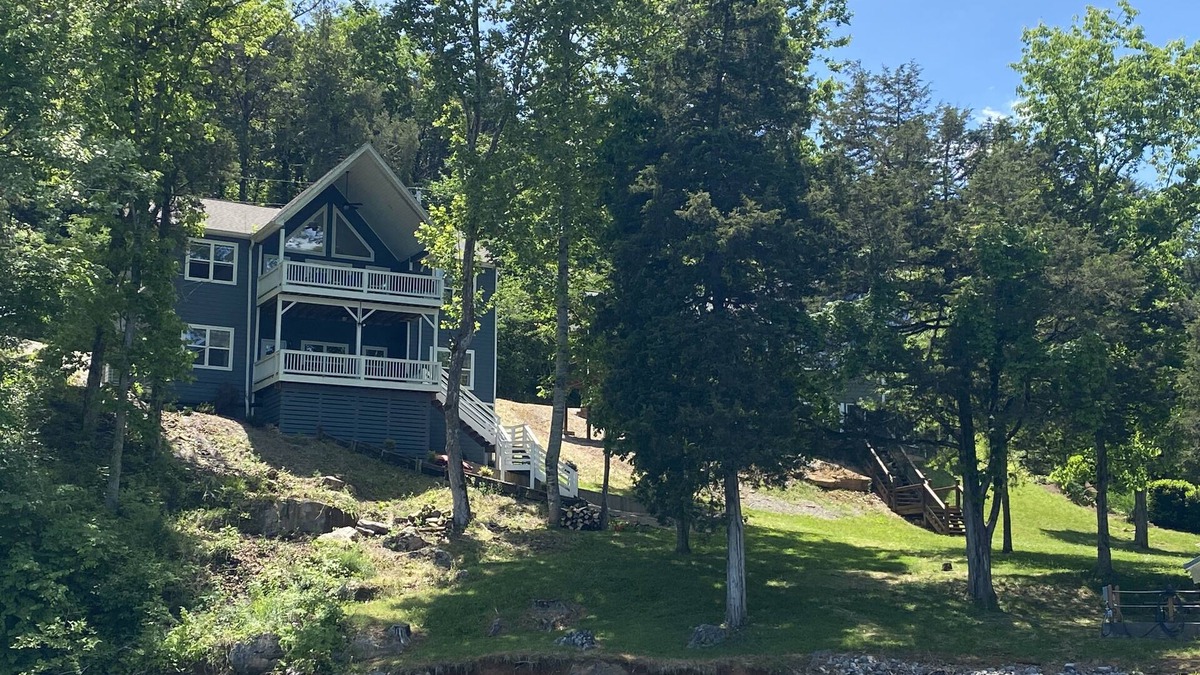 La Follette House | Waterfront Home. 6BR/5B, 2 Story Dock, Sleeps 19.