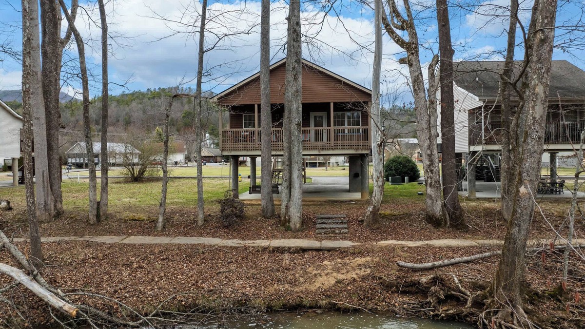 Gatlinburg - Pigeon Forge House | Waterfront Home for 6 w/Hot Tub, Close To Town!