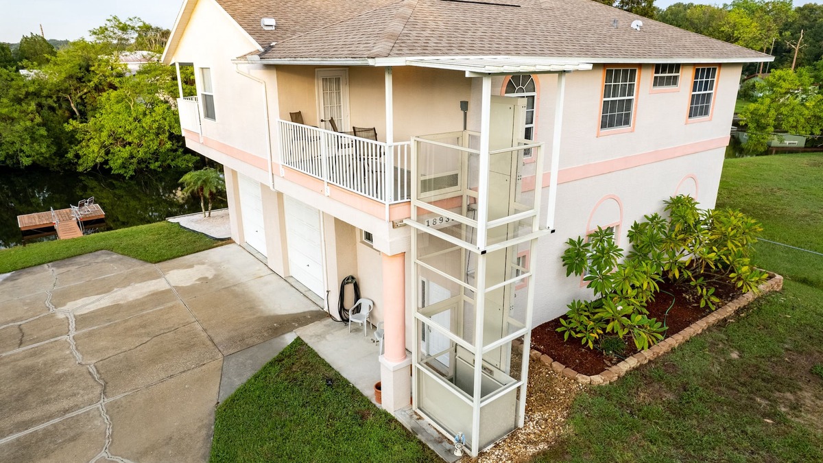 Highlands House | Waterfront home great for family gatherings or weekend getaways! Pet-friendly