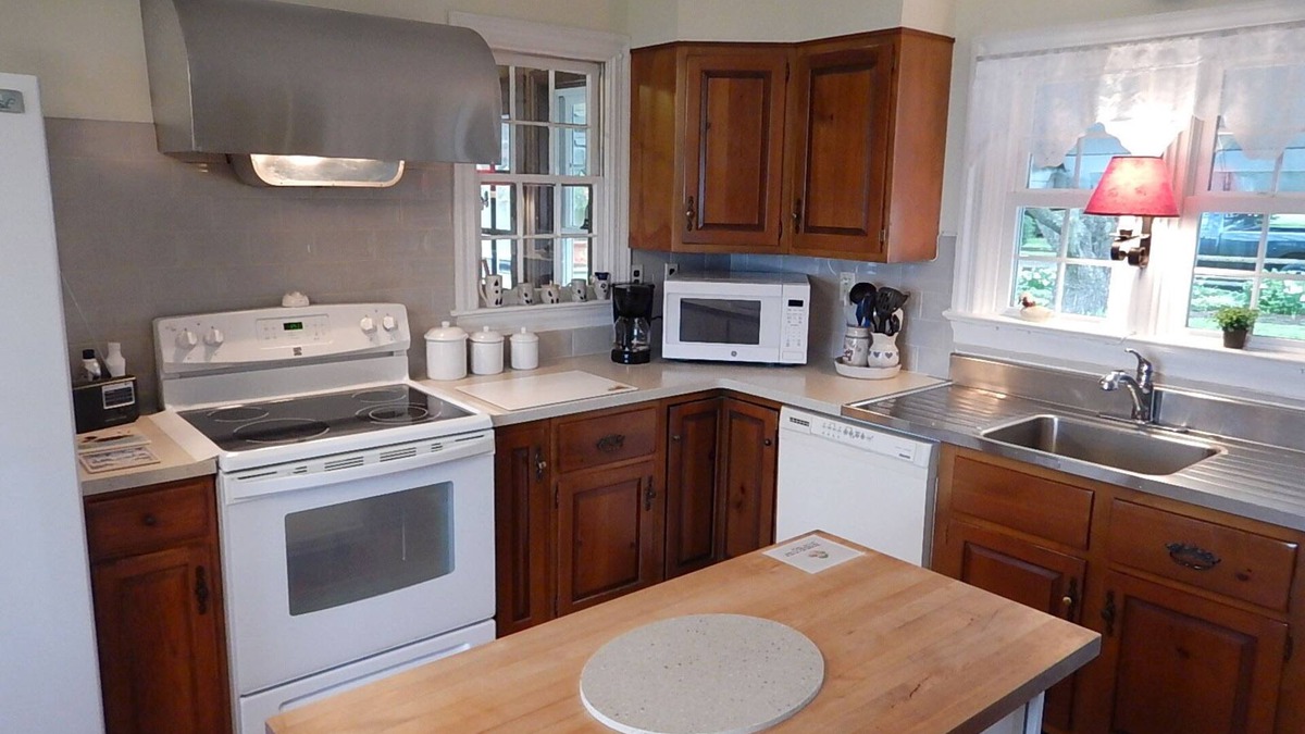 Chester House | Waterfront Home On 3 Acres. Fish,crab, & kayak from the pier + great sunsets!