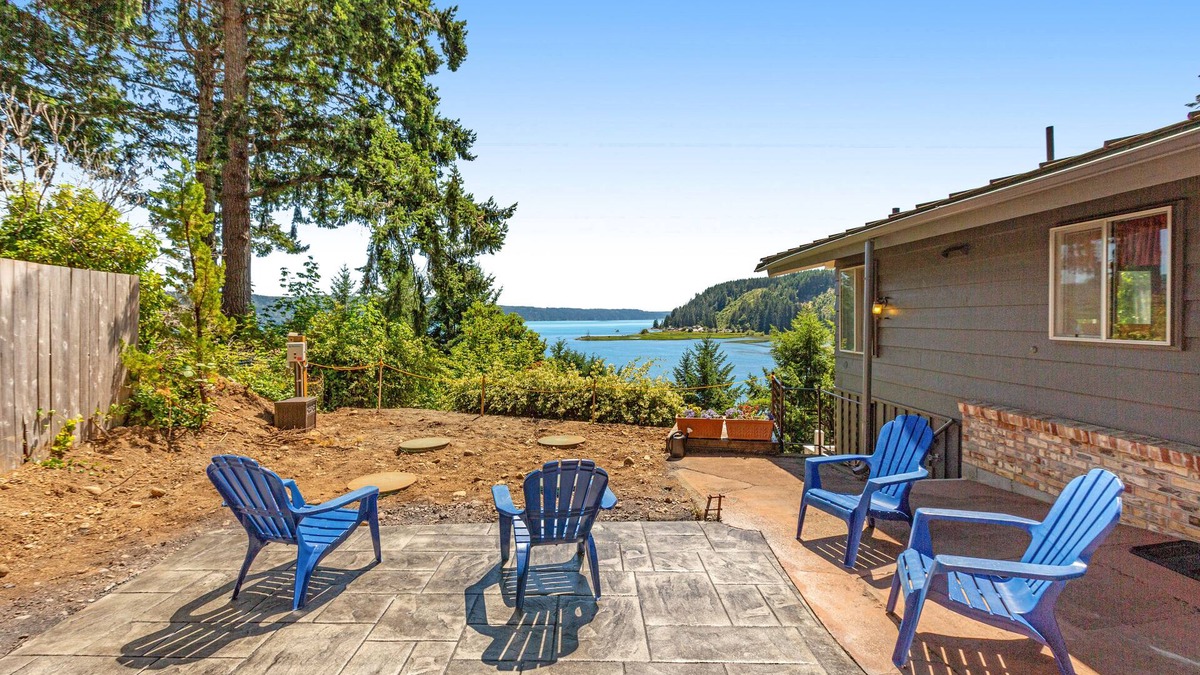 Eldon House | Waterfront home on Hood Canal with gorgeous view, balcony, deck, & washer/dryer