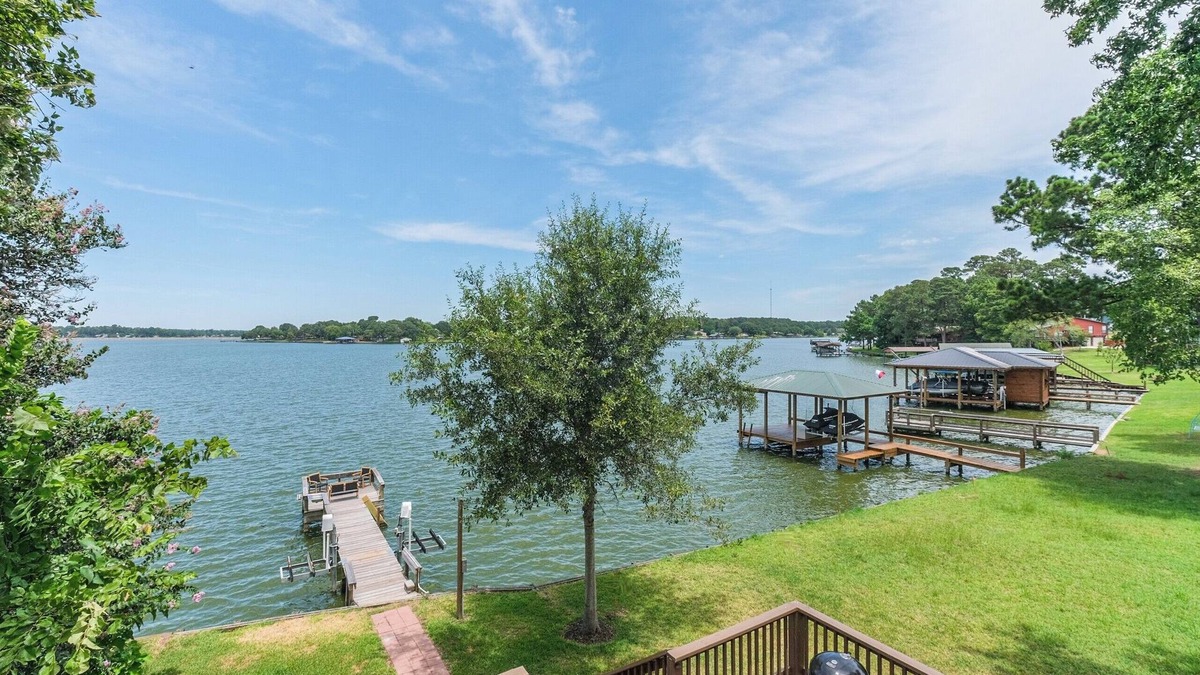 Oakhurst House | Waterfront home on Lake Livingston