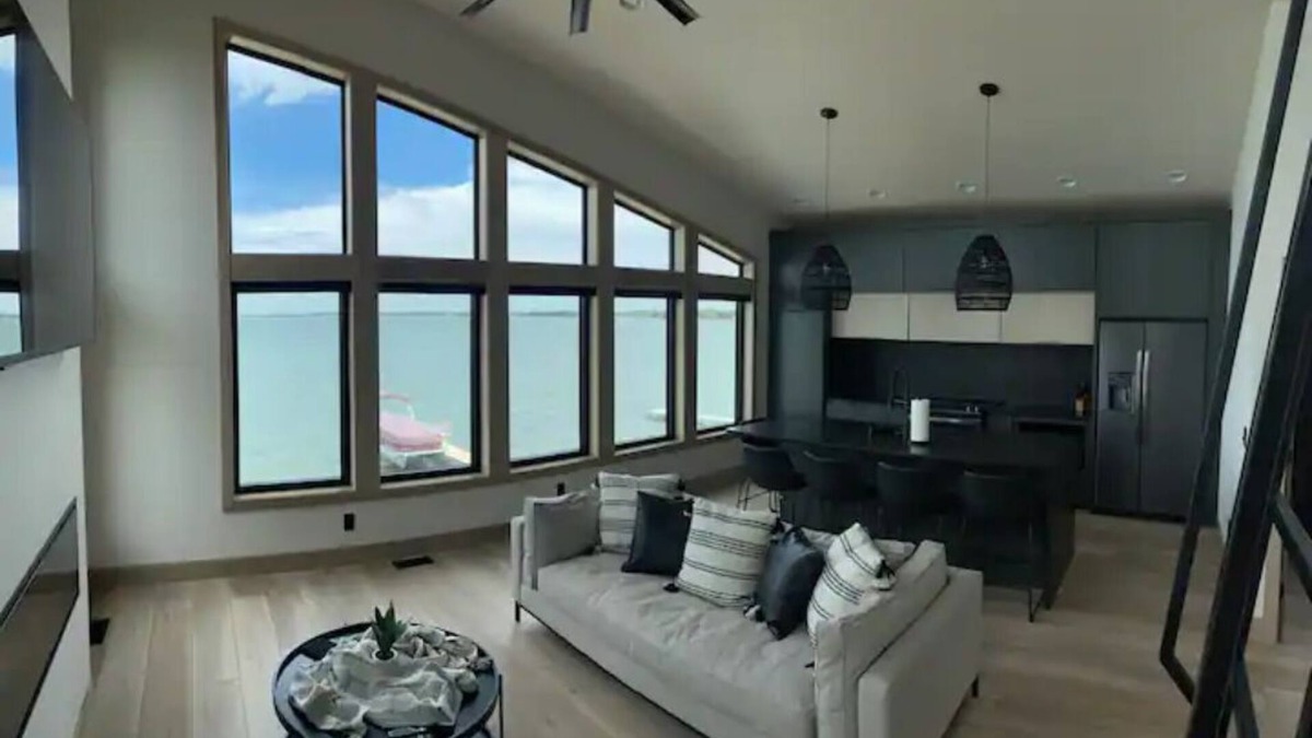 Hamlin County Cottage | Waterfront Home on Lake Poinsett! 5 queen beds and a Beachfront Bar! Sleeps 10