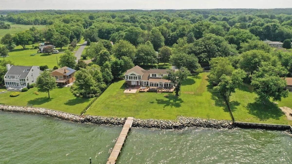 Stevensville House | Waterfront Home on the Chesapeake Bay with Pier only 30 min from naval academy