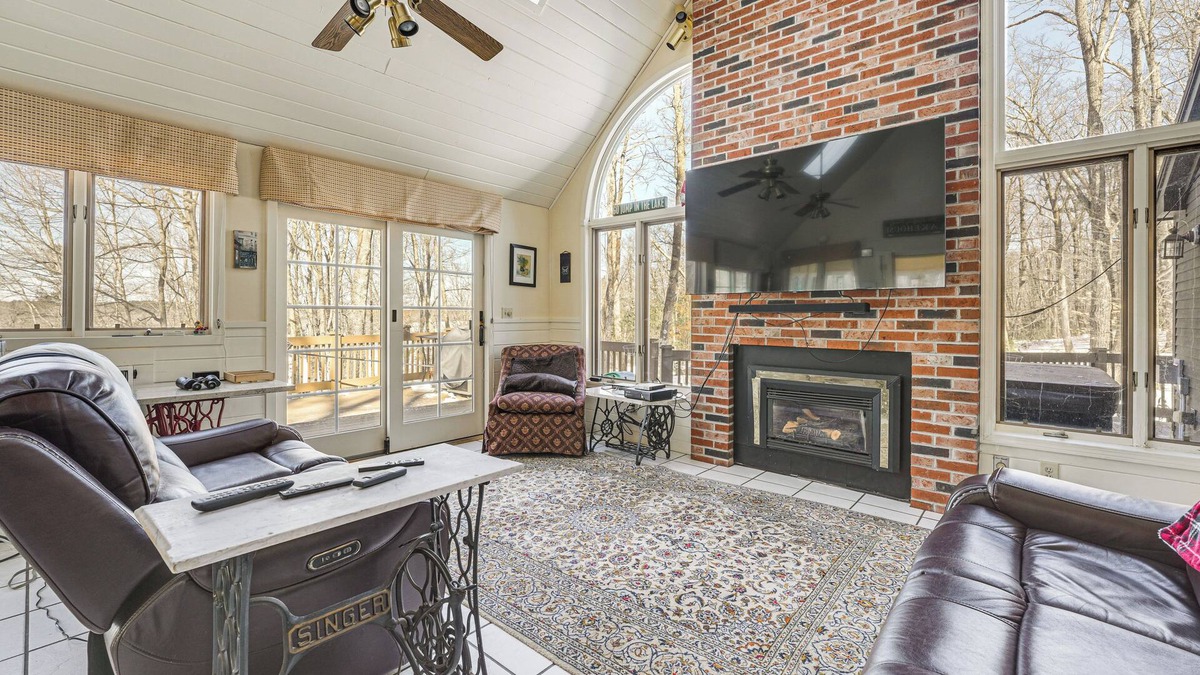 Gardiner House | Waterfront Home w/Boat Dock & Sunroom in Gardiner