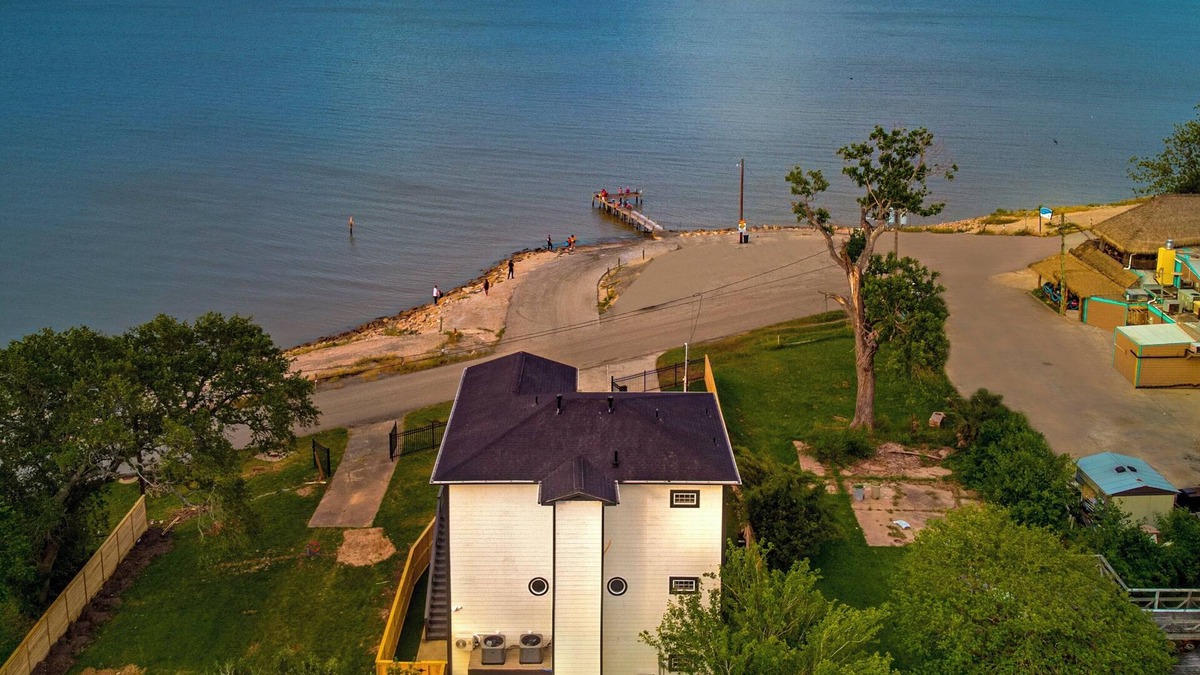 Bacliff House | Waterfront Home w/Views - Hot Tub + Movie Theatre