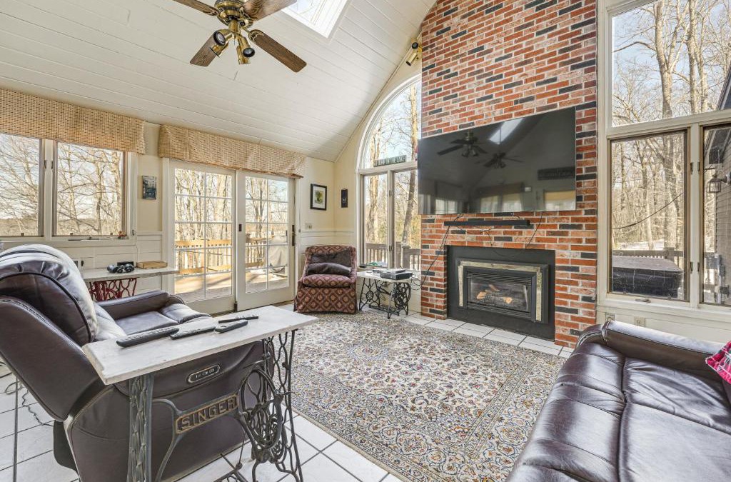 Gardiner House | Waterfront Home with Boat Dock and Sunroom in Gardiner