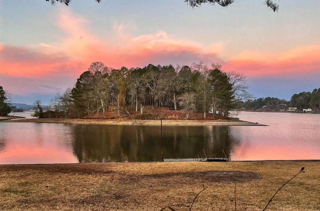 Lakeland House | Waterfront Home with Dock Less Than 3 Mi to Oaklawn Racing!