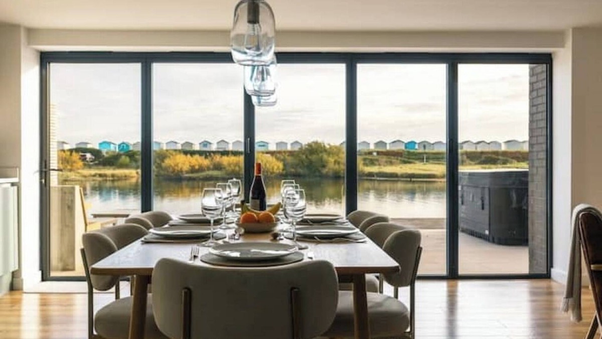Lancing Apartment | Waterfront home with hot tub/sauna