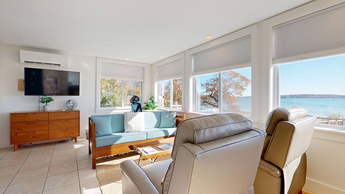 Rockland Cottage | Waterfront home with ocean views, beach access, AC & washer/dryer - dog-friendly