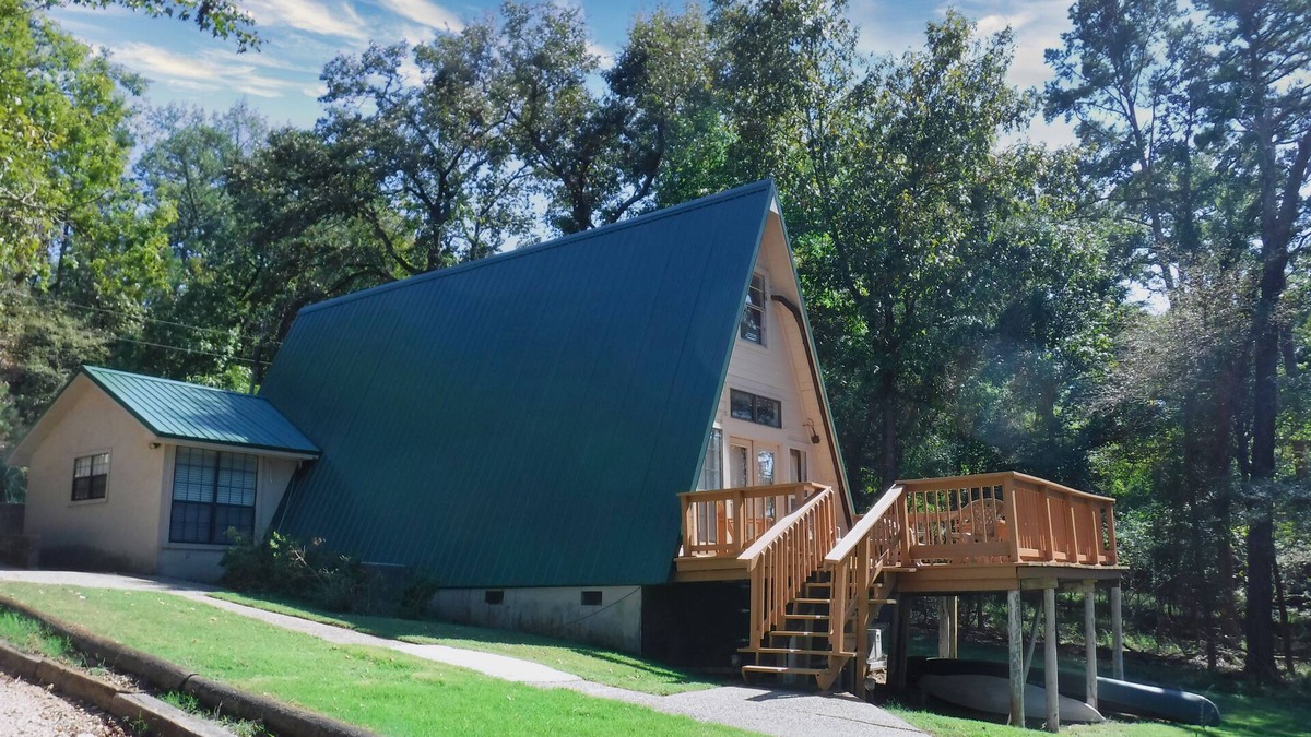 Avinger Cabin | Waterfront Home with Pier Lake O' the Pines - Acorn Timbers