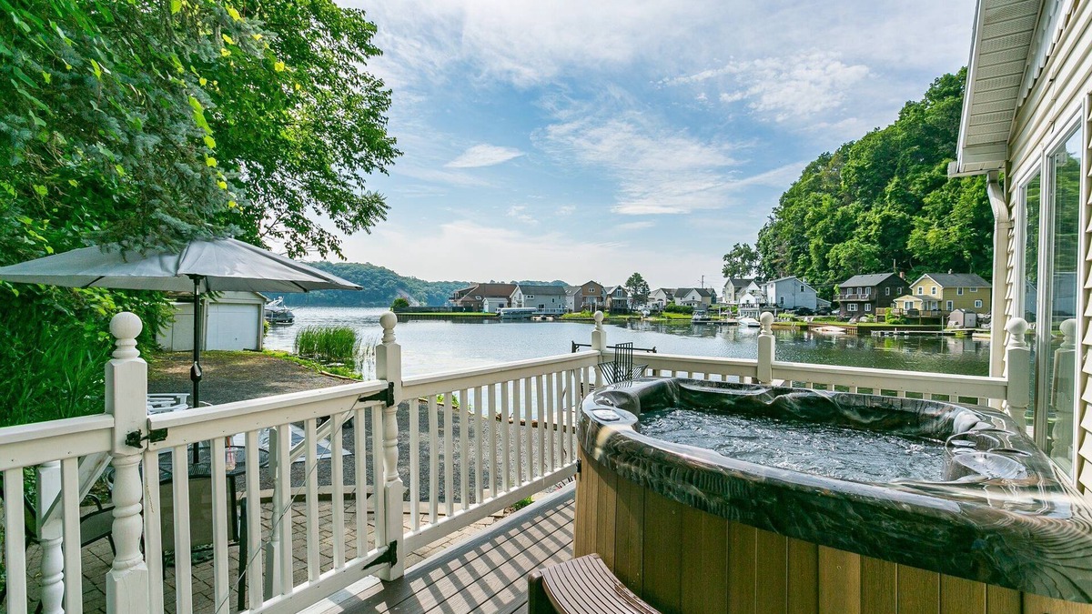 East Irondequoit House | Waterfront Hot Tub On The Bay