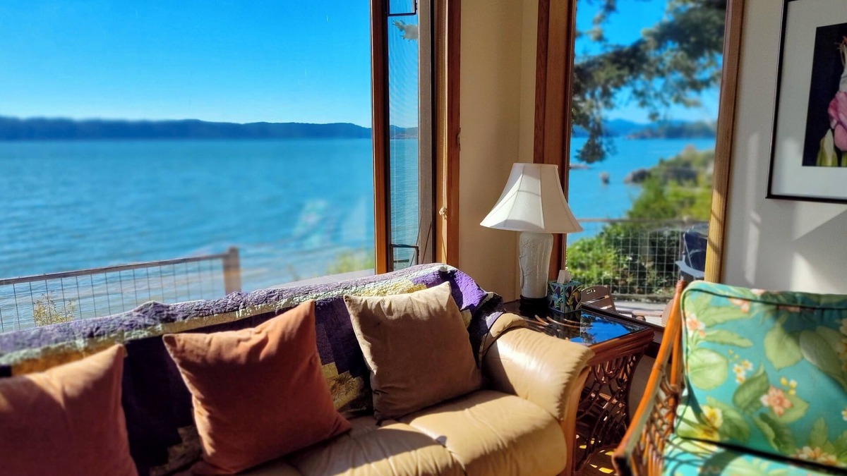 La Conner House | Waterfront, hot tub, wildlife, quiet, sunsets.