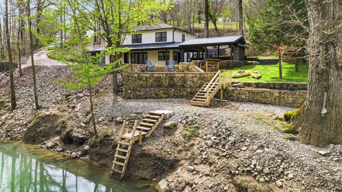 Kimball House | Waterfront Hot Tub Arcade Kayaks Fishing Patio Golf Sweetens Cove Lodge