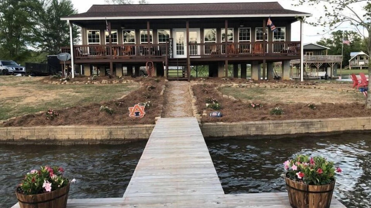 Centre House | Waterfront house on Weiss Lake