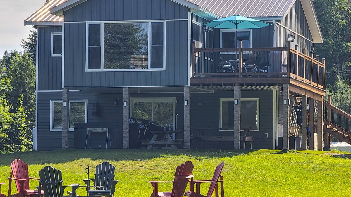 Renfrew County House | Waterfront House, Privacy, Outside Hot Tub&Barrel Sauna, WiFi, Fishing, Kayaking