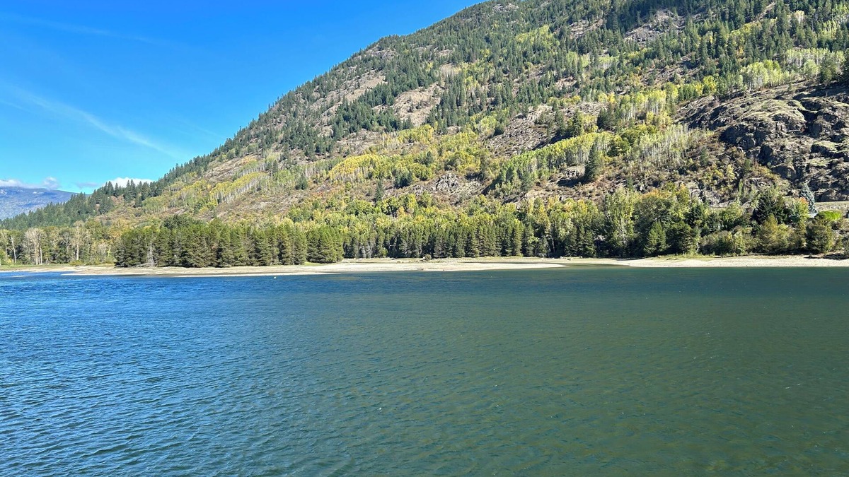 Castlegar House | Waterfront house with amazing views and large yard