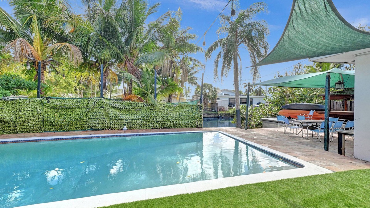 Ojus House | Waterfront huge Villa w/pool + tikibar + games