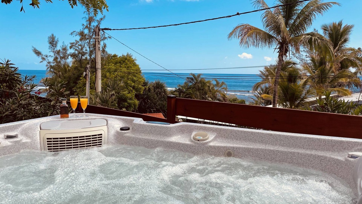 Trois-Bassins House | Waterfront Jacuzzi bungalow