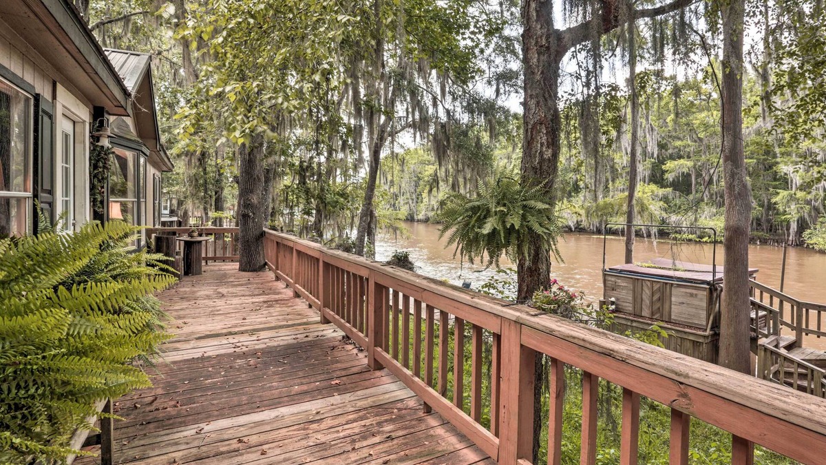 Jefferson Cottage | Waterfront Karnack Home w/Boathouse & Deck!