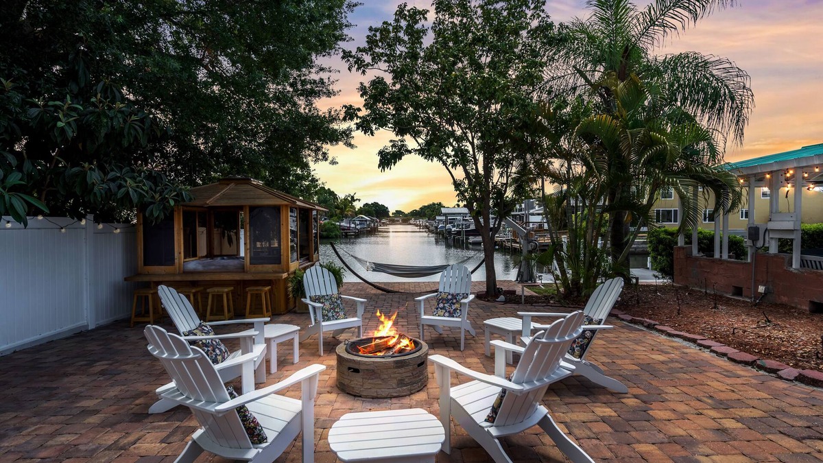 Bay Crest Park House | Waterfront, Kayaks, Paddle Board, Heated Pool, Hot Tub, 6BR