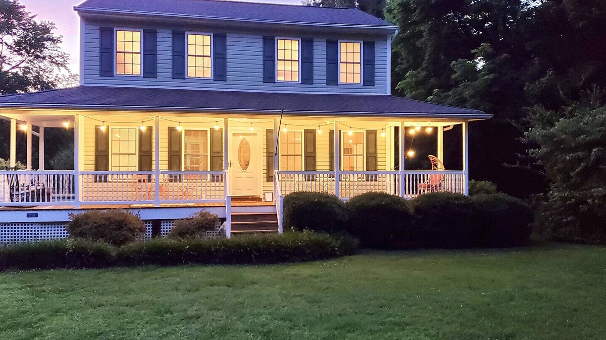 Reedville House | Waterfront King Bed Dock SUP Kayak Firepit Porch - for up to 6