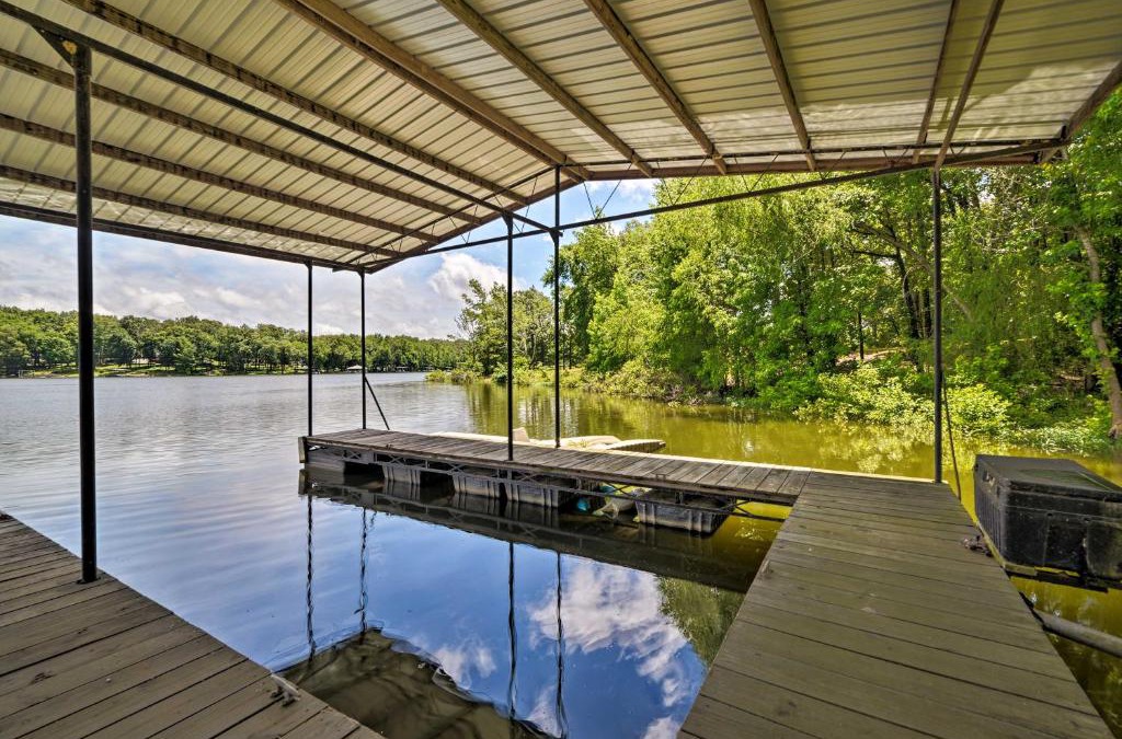 Cadiz House | Waterfront Lake Barkley Home with Deck and Fire Pit!