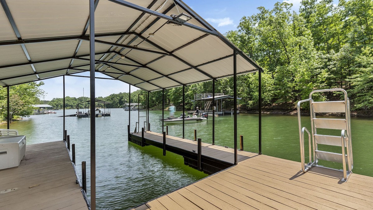 Reed Creek Cabin | Waterfront Lake Cabin! PRIVATE Dock, 12 Mins to Hartwell! 1 mile to boat launch