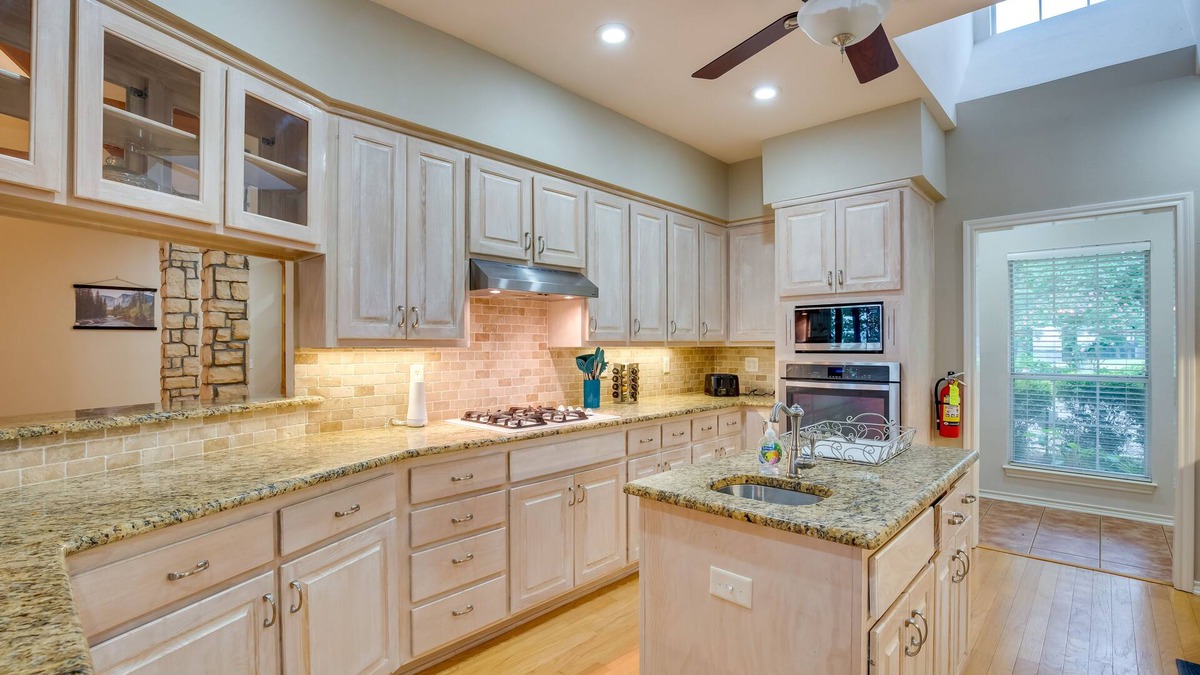 Emory House | Waterfront Lake Fork Vacation Home w/Boat Dock!