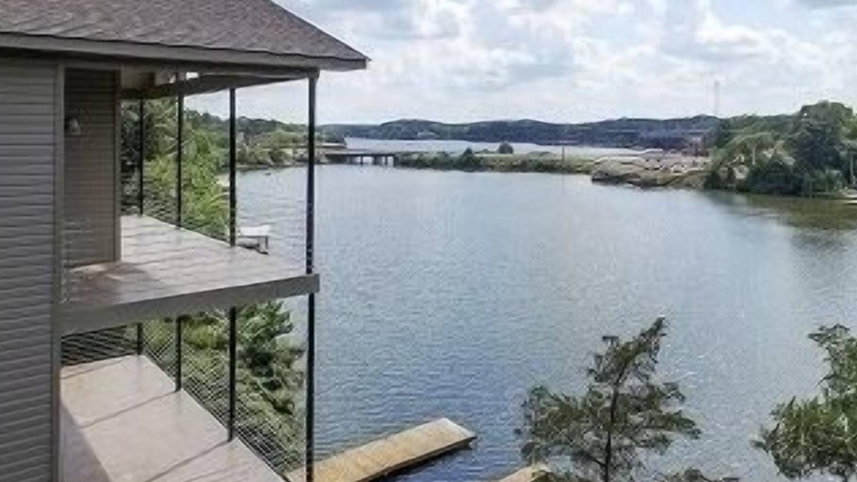 Piney House | Waterfront Lake house 2 balcony’s. Amazing sunsets! Boat dock, fire pit!