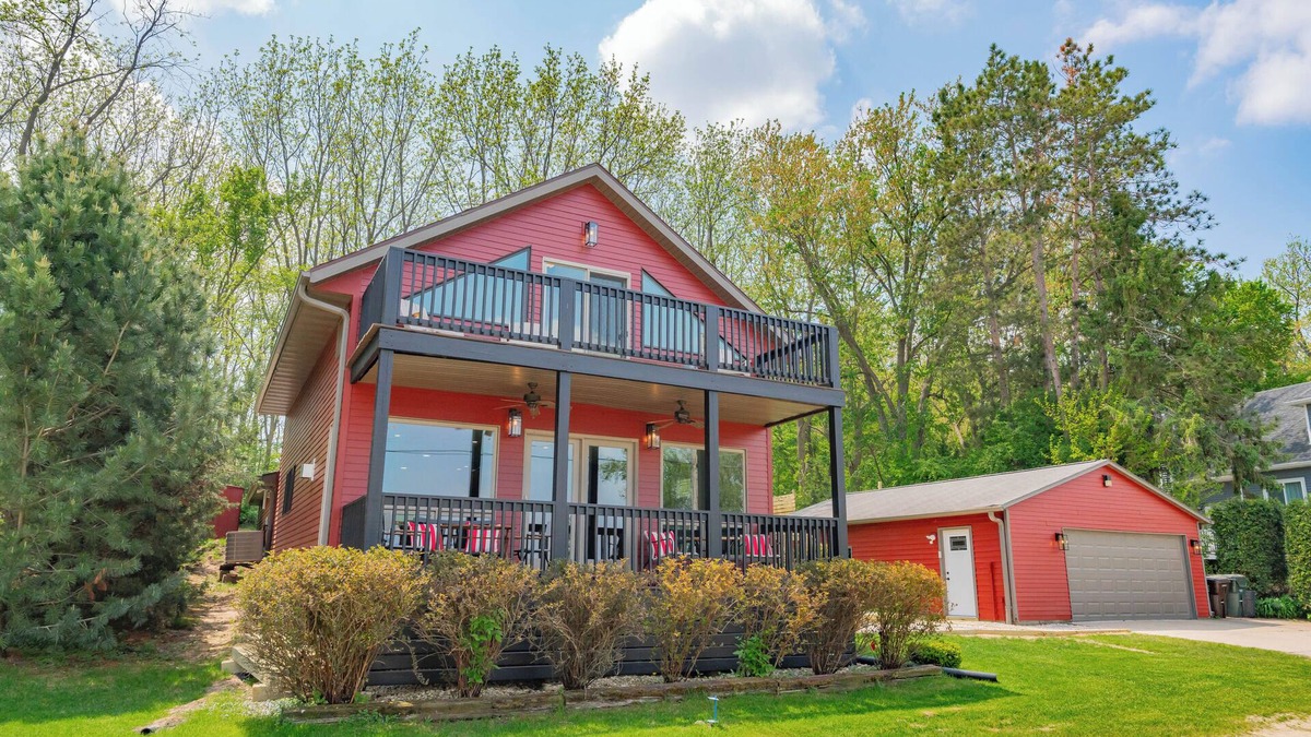 Lake Koshkonong House | Waterfront Lake Koshkonong Retreat - 5BR with Fire Pit, Pier & Social Garage