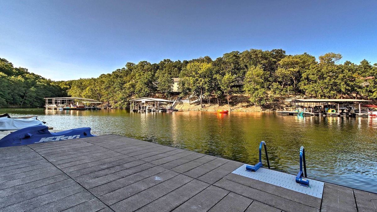 Lakeland Condo | Waterfront Lake Ozark Condo w/Balcony & Pool