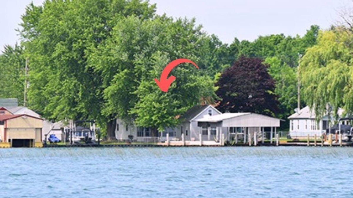 Fair Haven House | Waterfront Lake St Clair 2 covered boat wells with 2 Boat lifts, firepit,